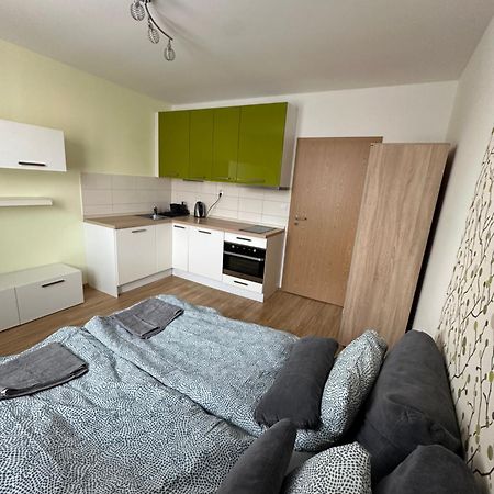 Private Apartment 1Km From Center Bratislava Esterno foto