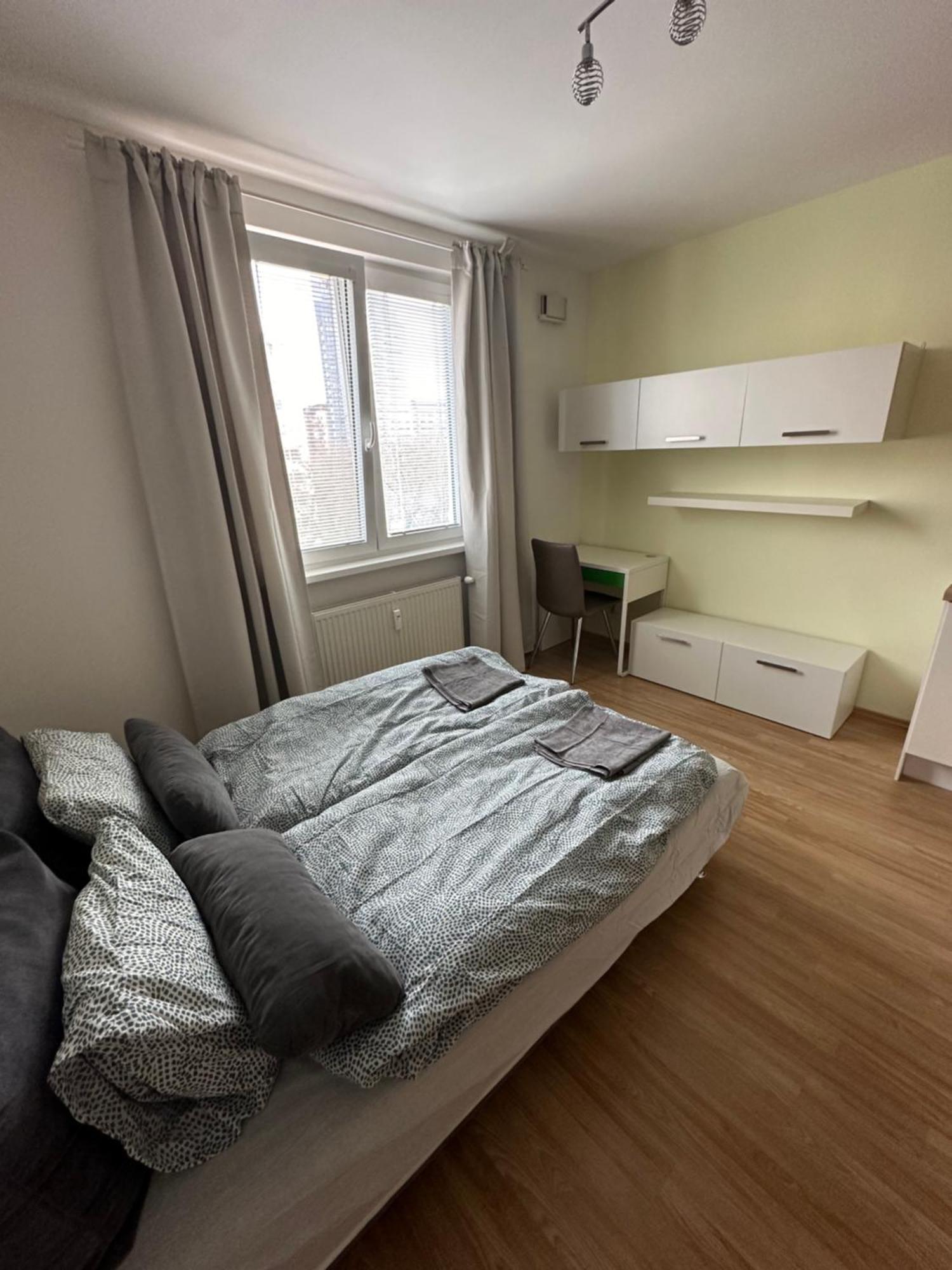 Private Apartment 1Km From Center Bratislava Esterno foto