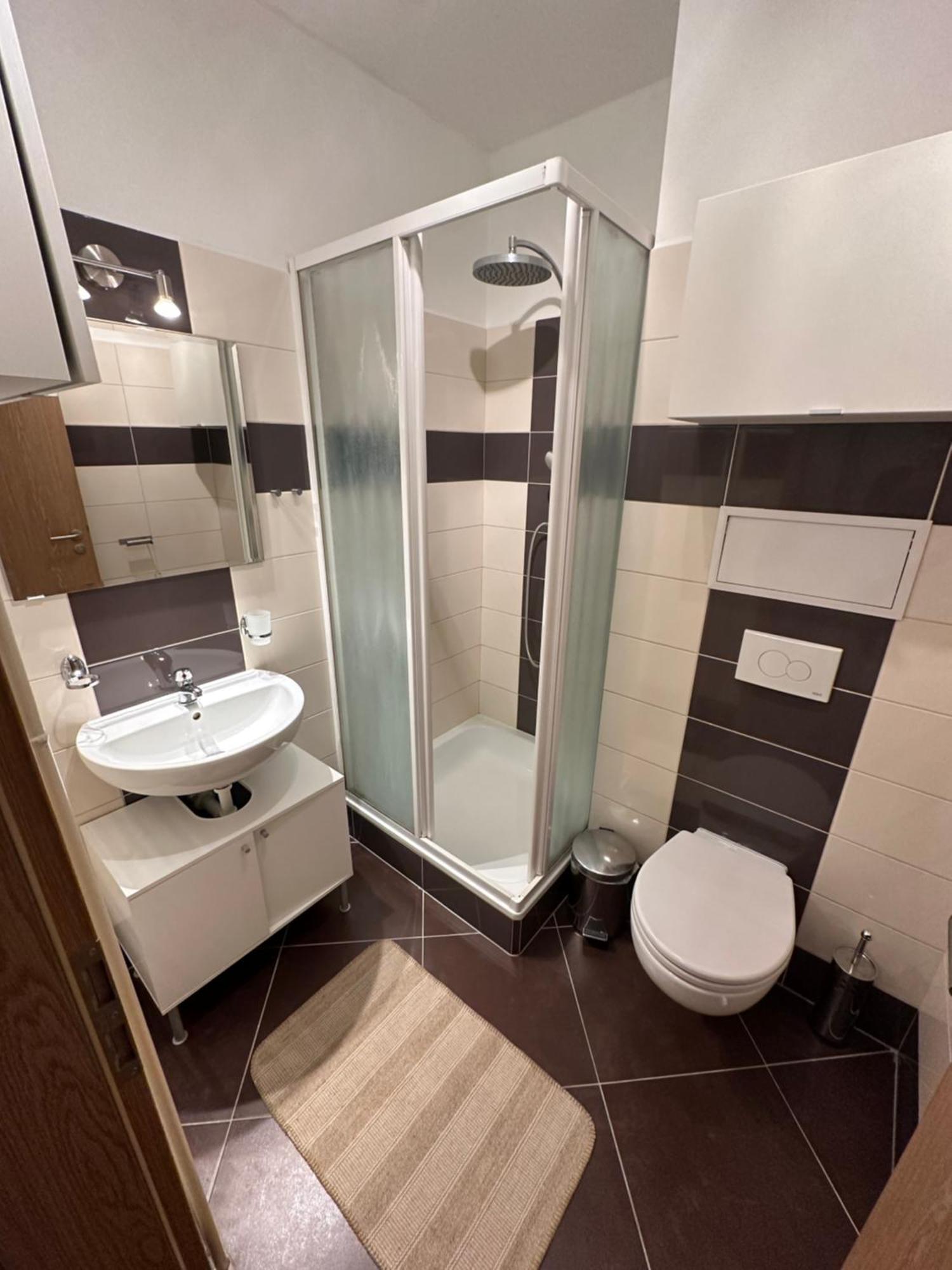 Private Apartment 1Km From Center Bratislava Esterno foto
